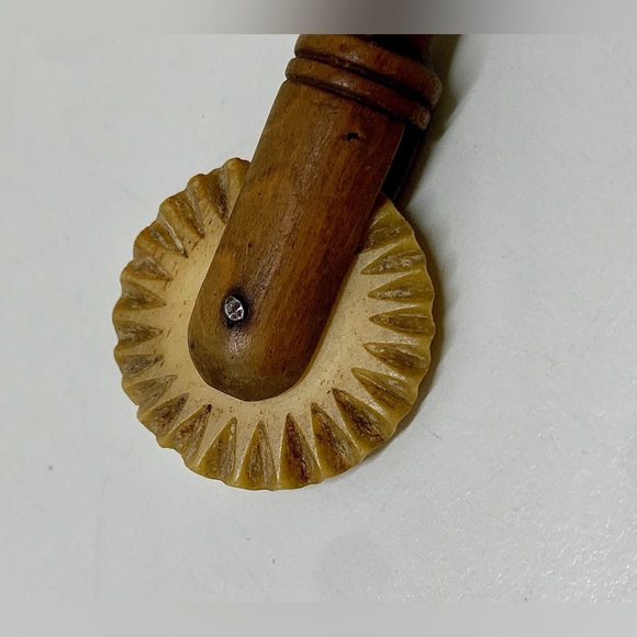 1880s Antique Wooden Carved Bone Wheel Pie Crimper - Picture 6 of 15
